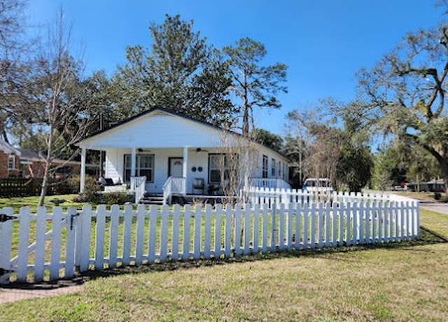 Property at 900 SE Pearl Ave, Live Oak, FL 32064, 3 beds, 2 baths