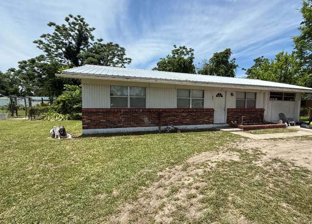 Property at 300 SE Defender Dr, Lake City, FL 32025, 3 beds, 1.5 baths