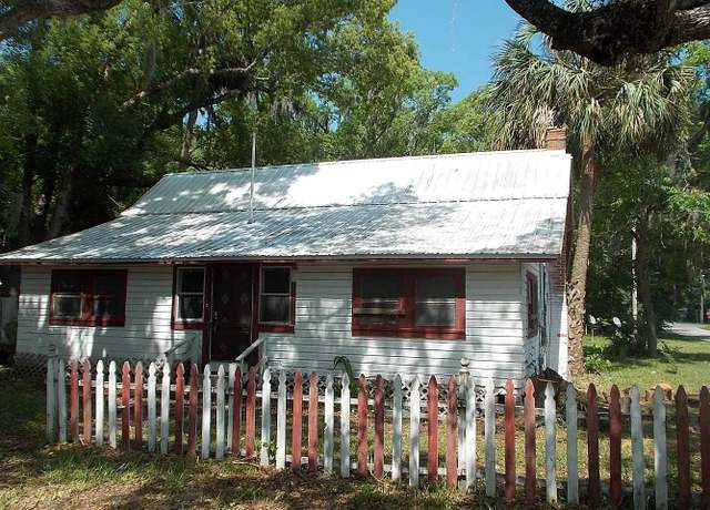 Property at 304 NE 2nd St, FL 32693, 3 beds, 2 baths