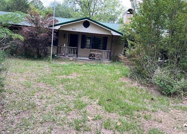 Property at 924 SW Koonville Ave, Lake City, FL 32024, 1 bed, 2 baths