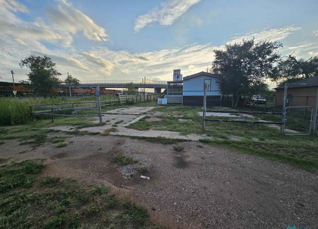 Property at 104 Jones St, Clovis, NM 88101, 2 beds, 2 baths