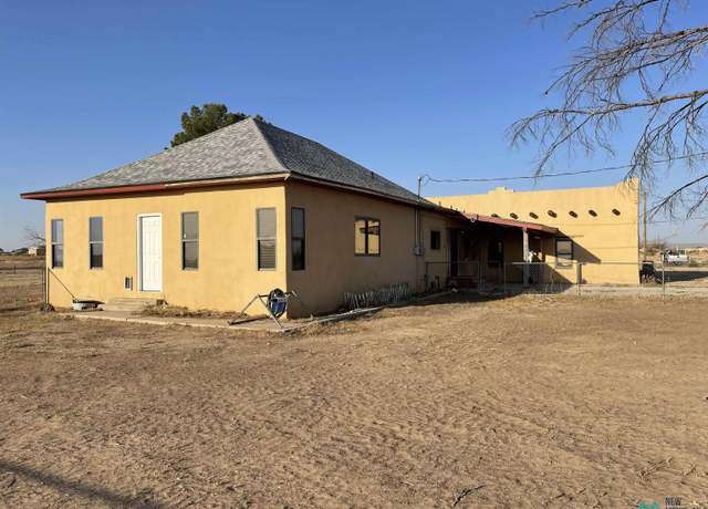 Property at 225 W Derrick Rd, Carlsbad, NM 88220, 3 beds, 2 baths