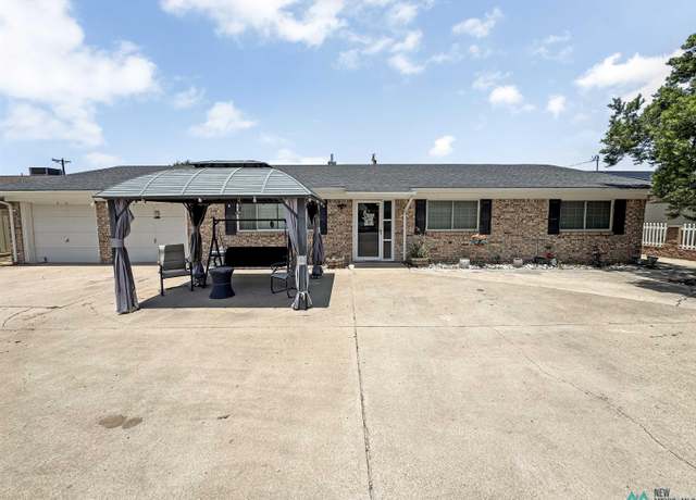 Property at 2520 W Lakeview Dr, Hobbs, NM 88240, 3 beds, 2 baths