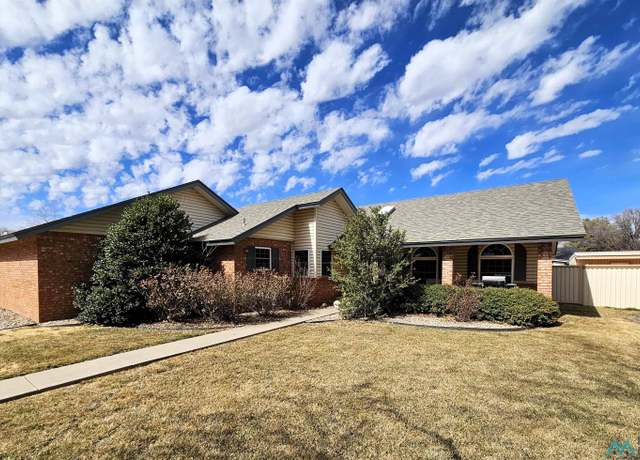Property at 2101 Fairway Ter, Clovis, NM 88101, 3 beds, 2 baths