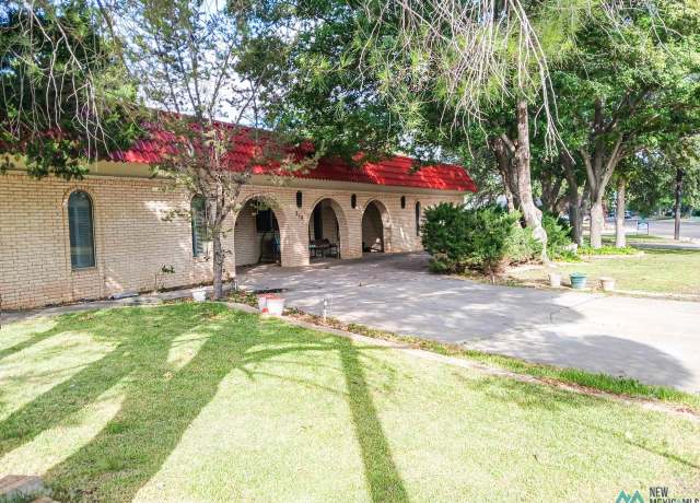 Property at 216 E Baja Dr, Hobbs, NM 88240, 4 beds, 3 baths