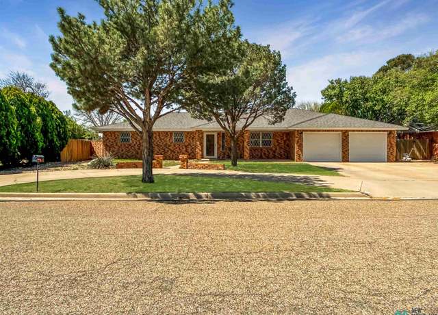 Property at 1412 Wilshire Blvd, Clovis, NM 88101, 3 beds, 2.5 baths