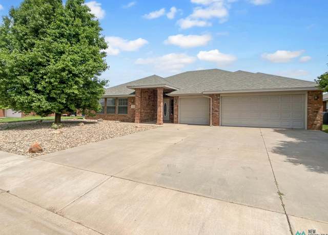 Property at 2416 Northglen Dr, Clovis, NM 88101, 5 beds, 3 baths