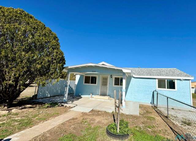 Property at 309 E Deming St, Roswell, NM 88203, 3 beds, 2 baths