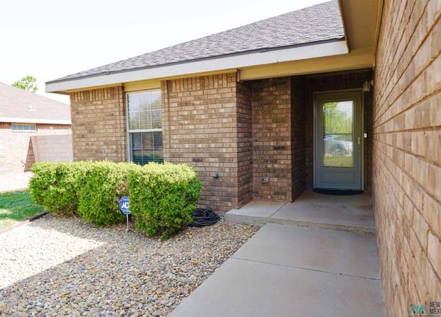 Property at 617 Almond Tree Ln, Clovis, NM 88101, 3 beds, 2 baths