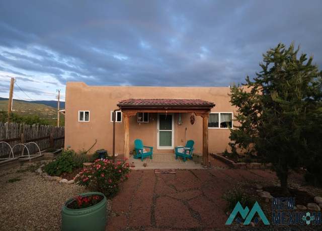 Property at 54 Tatanka Trl, Ranchos De Taos, NM 87557, 1 bed, 1 bath