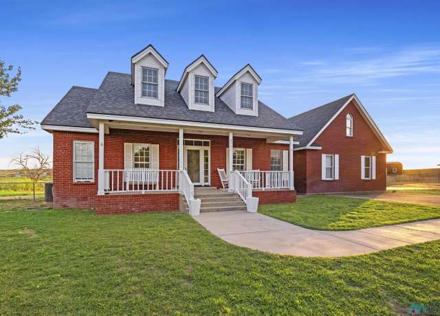 Property at 2401 Crown Ct, Carlsbad, NM 88220, 3 beds, 2.5 baths