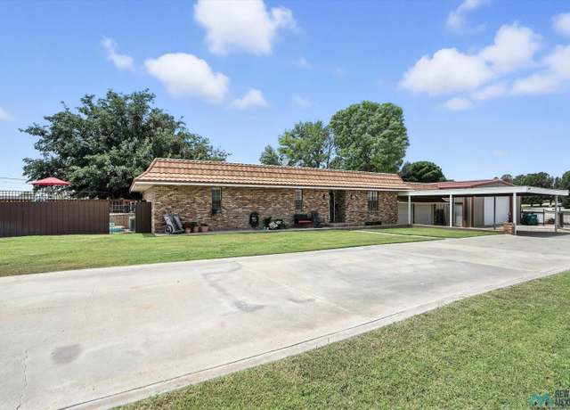 Property at 2507 N Crown Cir, Carlsbad, NM 88220, 3 beds, 2 baths