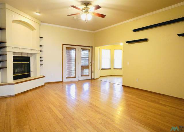Property at 2324 Country Dr, Clovis, NM 88101, 3 beds, 2 baths