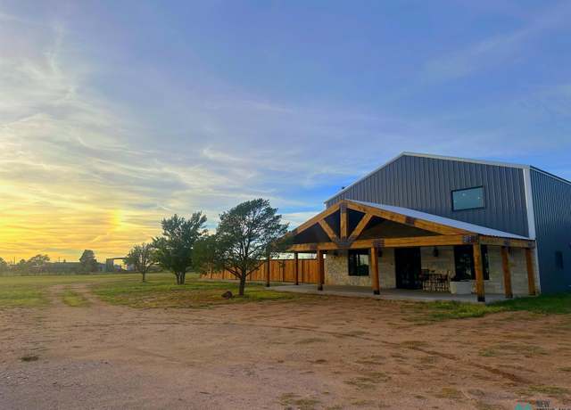 Property at 1366 Curry Road 14, Clovis, NM 88101, 3 beds, 2.5 baths