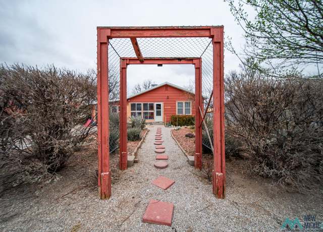Property at 2406 Avenue B, Carlsbad, NM 88220, 2 beds, 1 bath