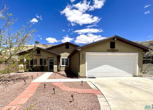 Property at 233 Crestwood Ct, Gallup, NM 87301, 4 beds, 2 baths