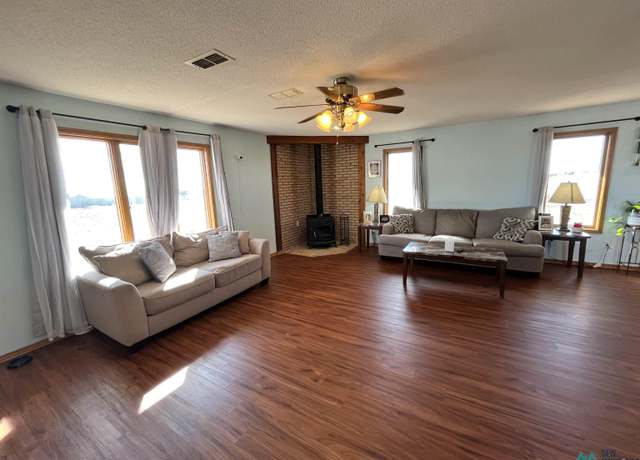 Property at 1386 Curry Road M Rd, Clovis, NM 88101, 3 beds, 2 baths