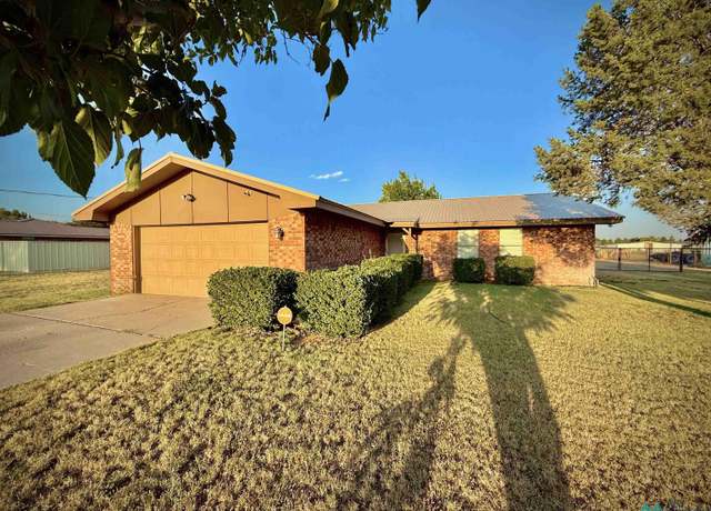 Property at 7416 N Piedras Dr, Hobbs, NM 88242, 3 beds, 2 baths