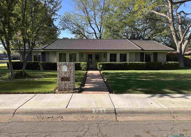 Property at 700 Chrysler Dr, Roswell, NM 88201, 3 beds, 2 baths