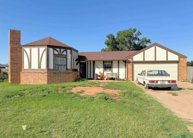 Property at 2105 Castle Ct, Clovis, NM 88101, 3 beds, 2 baths