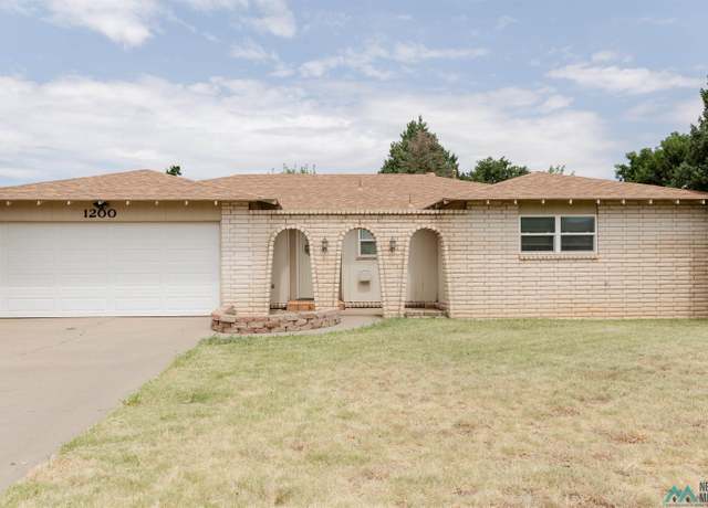 Property at 1200 Parkland Dr, Clovis, NM 88101, 3 beds, 2 baths