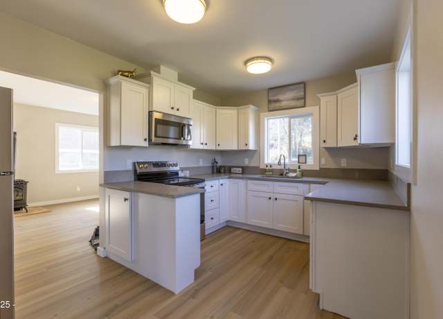 Property at 546 NW Coast St, Newport, OR 97365, 3 beds, 1 bath