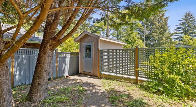 Photo of 905 NE Douglas St, Newport, OR 97365