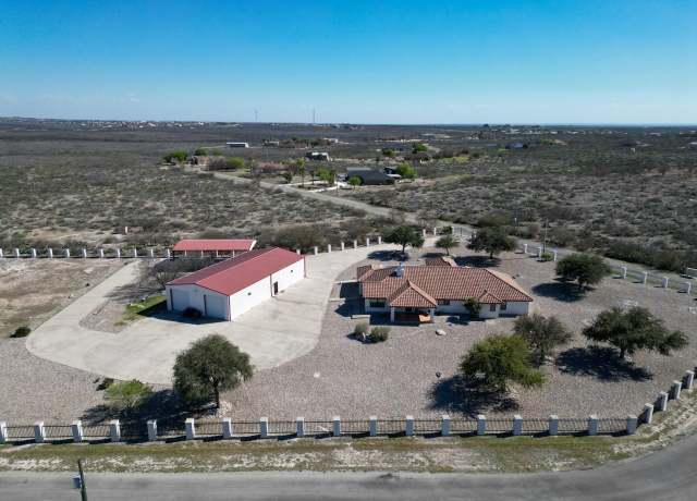 Property at 512 Lago Vista Dr, Del Rio, TX 78840, 4 beds, 4 baths
