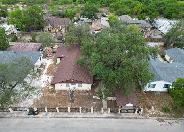 Property at 111 Casa Blanca St, Del Rio, TX 78840, 5 beds, 3 baths