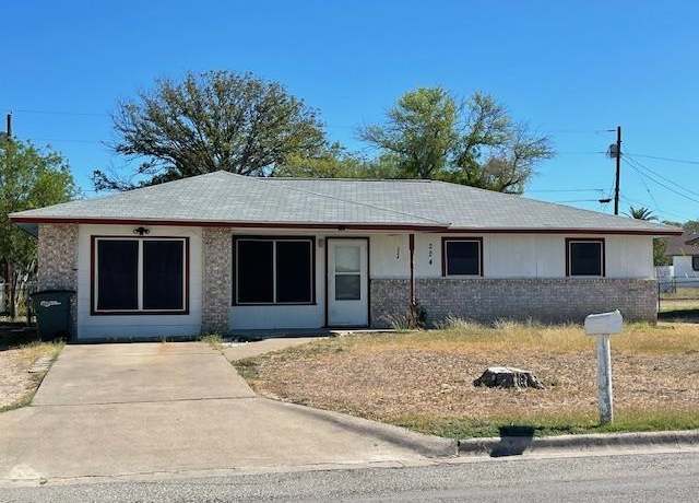 Property at 224 Arroyo Dr, Del Rio, TX 78840, 4 beds, 1 bath