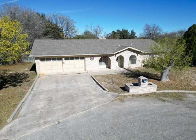 Property at 123 Yvonne Dr, Del Rio, TX 78840, 3 beds, 2 baths