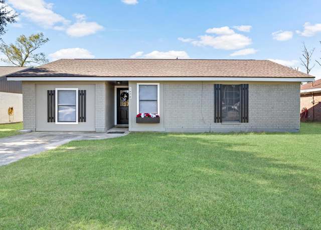 Property at 1428 West Palm Dr, Winnie, TX 77665, 3 beds, 1.5 baths