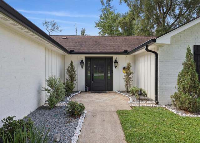 Property at 820 Maplewood Dr, Vidor, TX 77662, 3 beds, 2 baths