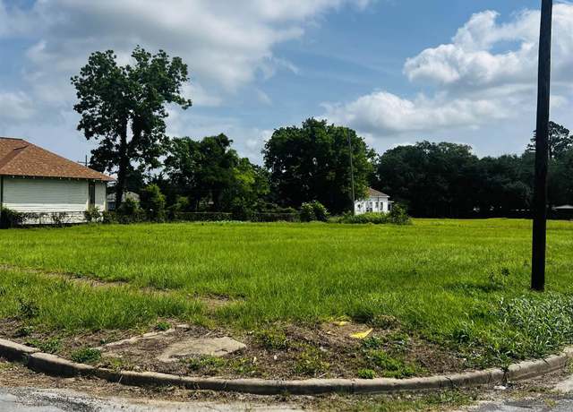 Property at 1090 Live Oak St, Beaumont, TX 77703