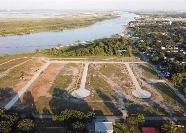 Property at 1409 Adelaide Ave, Port Neches, TX 77651