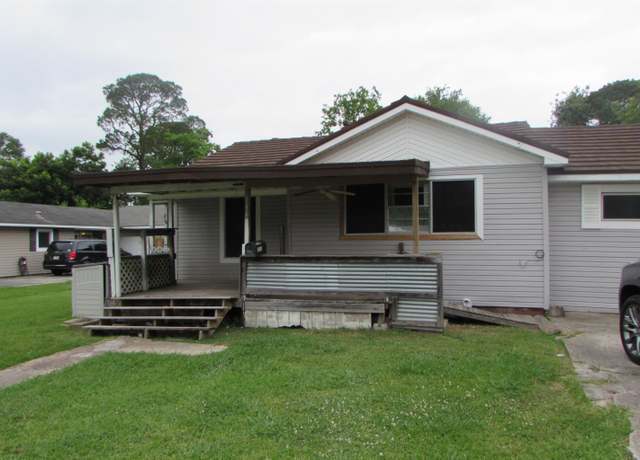 Property at 2114 11th St, Port Neches, TX 77651, 3 beds, 2 baths