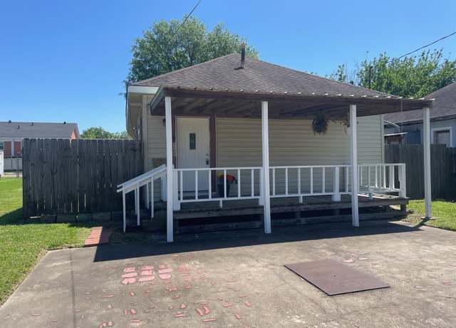 Property at 1117 Dallas St, Port Neches, TX 77651, 2 beds, 1.5 baths