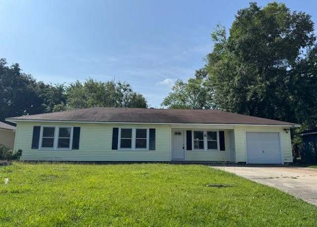 Property at 6 Circle Q St, Orange, TX 77630, 3 beds, 1 bath
