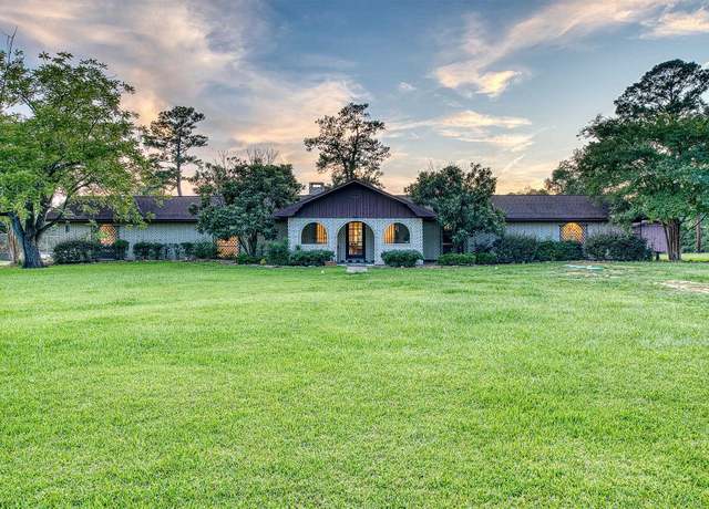 Property at 5913 Briarwood Ln, Silsbee, TX 77656, 3 beds, 3 baths
