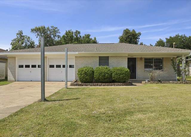Property at 2733 2nd Ave, Groves, TX 77619, 5 beds, 2 baths