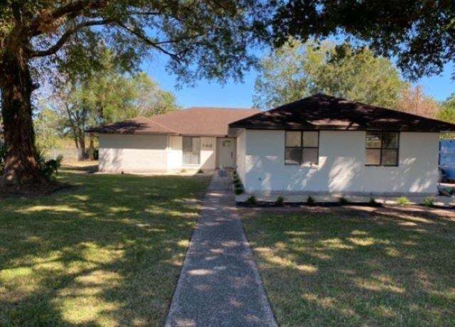 Property at 100 Country Club Dr, Beaumont, TX 77705, 3 beds, 2 baths