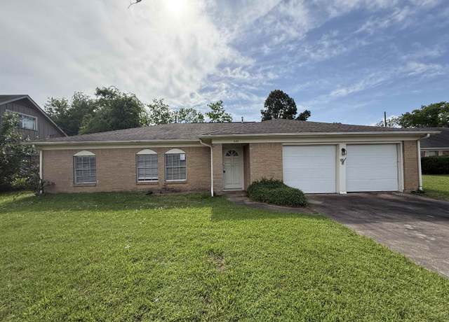 Property at 1235 Elaine Dr, Beaumont, TX 77706, 4 beds, 2.5 baths