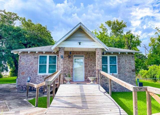Property at 3832 W Park Ave, Orange, TX 77630, 3 beds, 2 baths