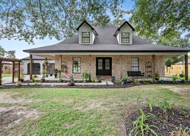 Property at 713 Red Oak Dr, Orange, TX 77632, 3 beds, 2.5 baths