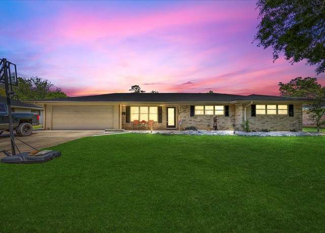 Property at 319 Dixie Dr, Bridge City, TX 77611, 3 beds, 2.5 baths