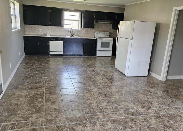 Property at 715 N 5th St, Silsbee, TX 77656, 6 beds, 3 baths