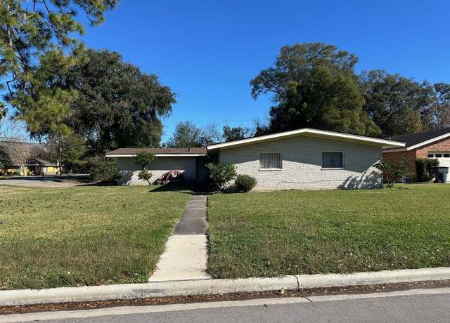 Property at 3250 Woodlawn Dr, Groves, TX 77619, 3 beds, 3 baths