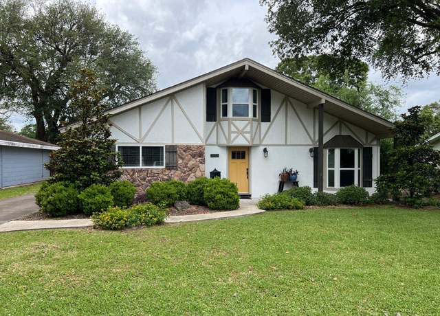 Property at 2306 4th St, Port Neches, TX 77651, 3 beds, 2.5 baths