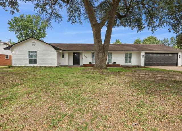Property at 995 N 23rd St, Beaumont, TX 77706, 3 beds, 2 baths