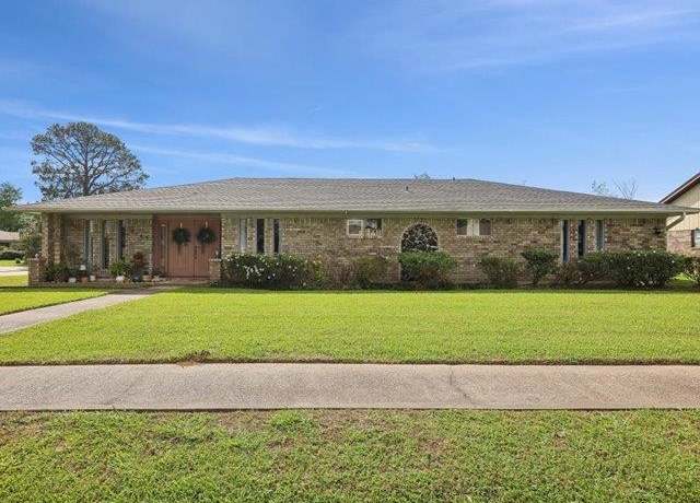 Property at 3145 Greenwillow Dr, Port Neches, TX 77651, 3 beds, 2 baths